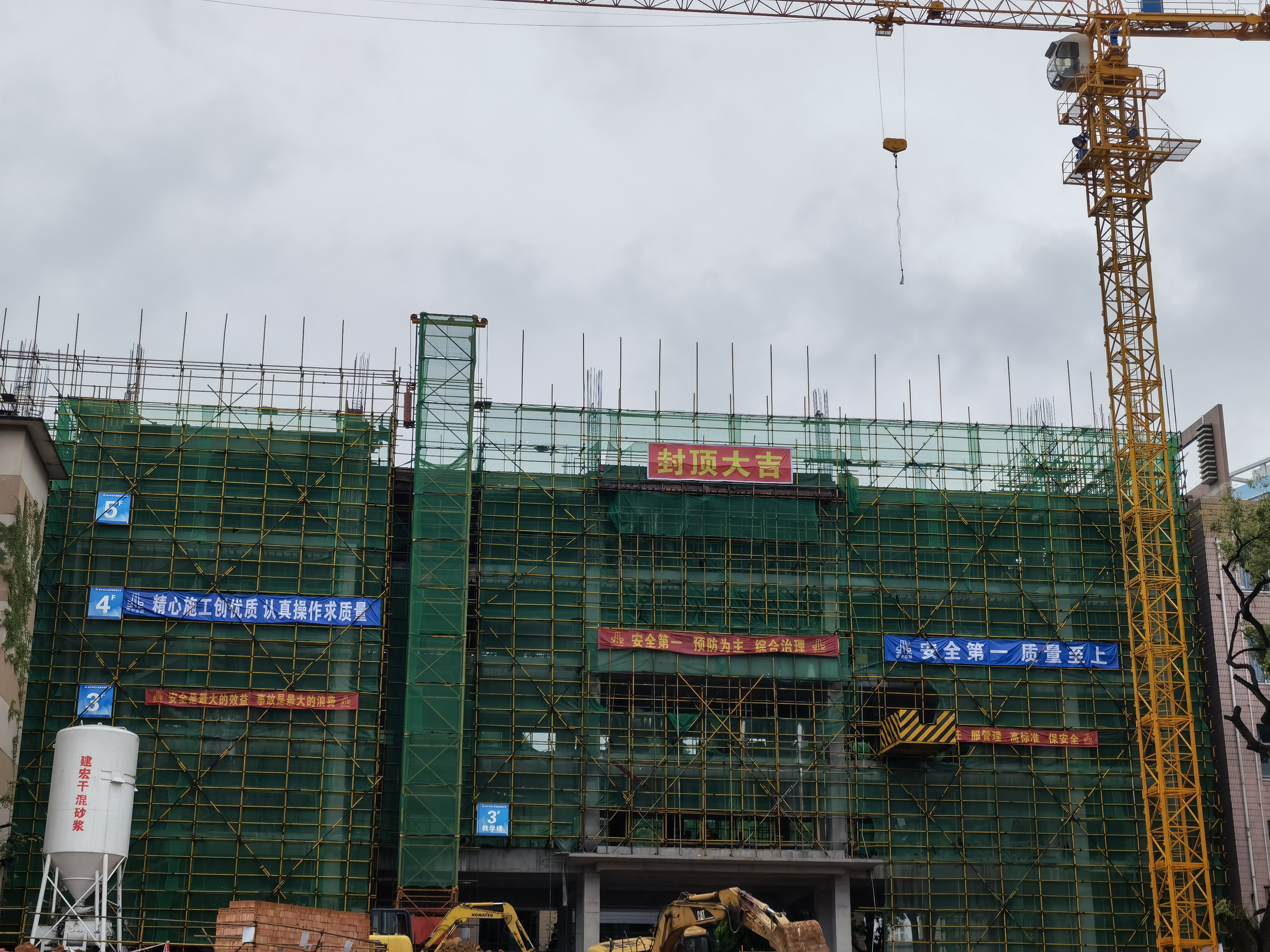 南寧市第二中學(xué)新民校區(qū)（初中部）改擴建工程 3號教學(xué)樓順利封頂