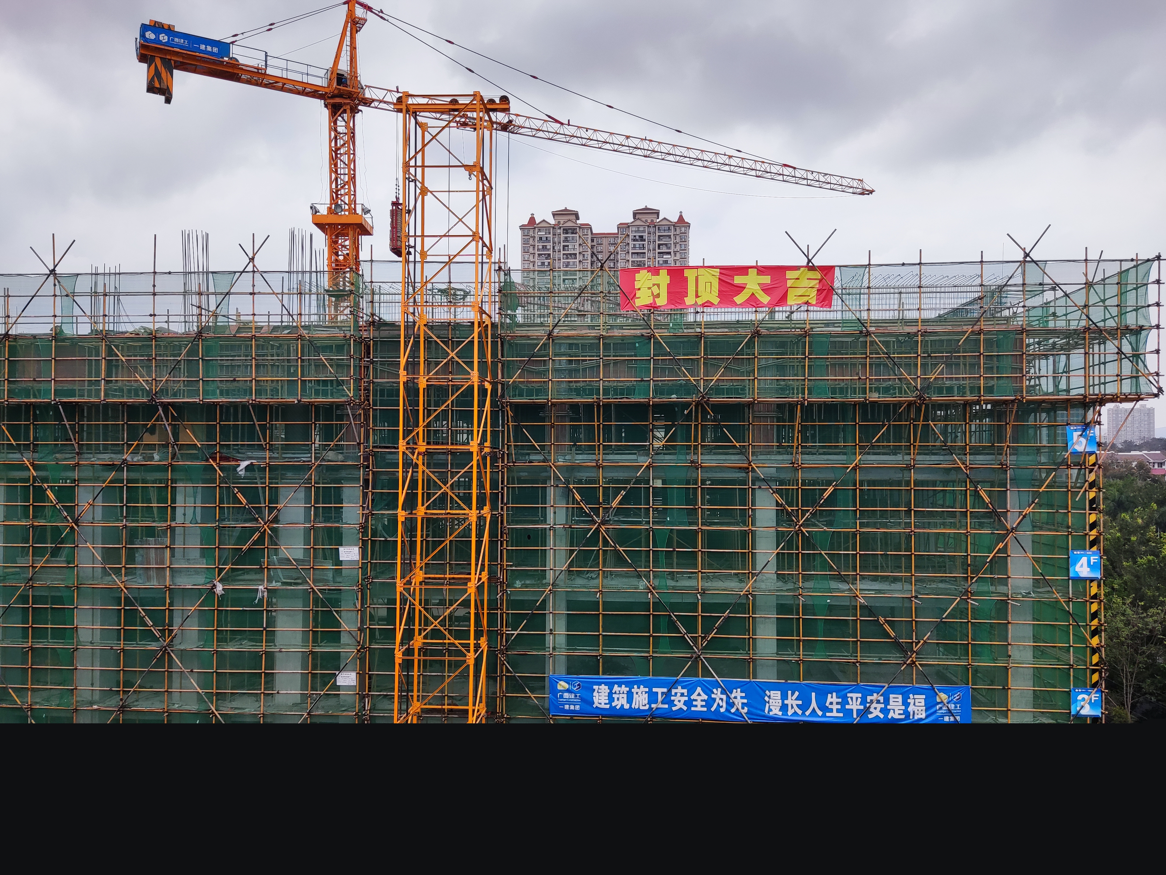 2023年3月26日，南寧外國語學(xué)校教學(xué)綜合樓項目封頂.jpg