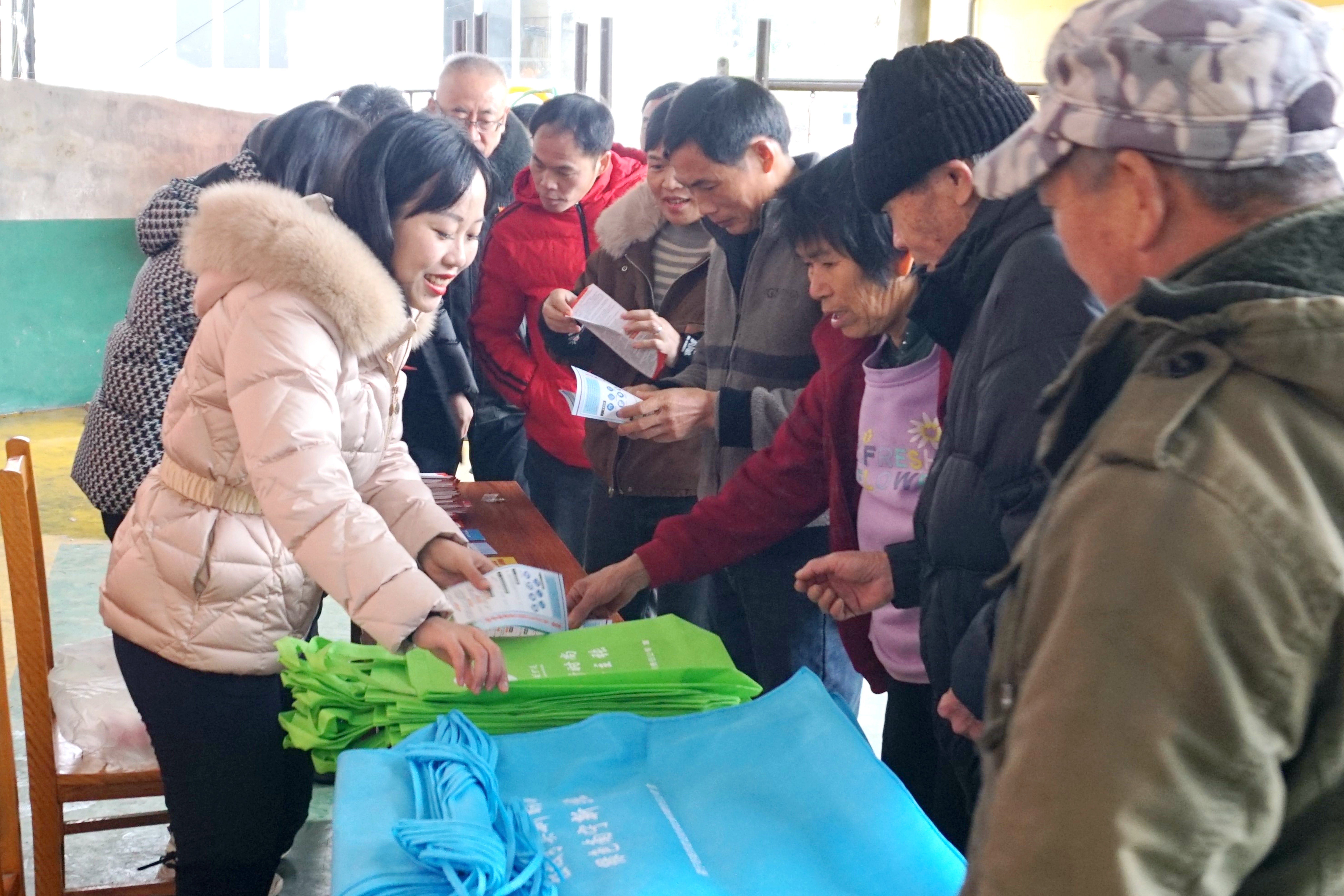圖2：開展垃圾分類宣傳、法律咨詢志愿服務(wù)活動2